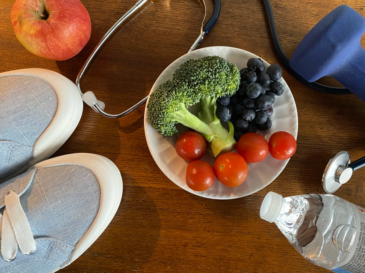 Alimentos saludables sobre fondo de madera
