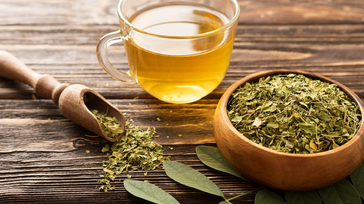 Taza de té verde con hojas frescas
